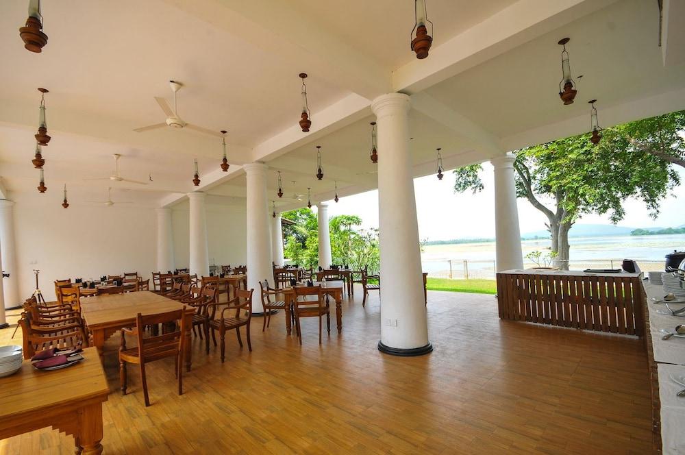 Yala Oga Reach Hotel Tissamaharama Exterior foto